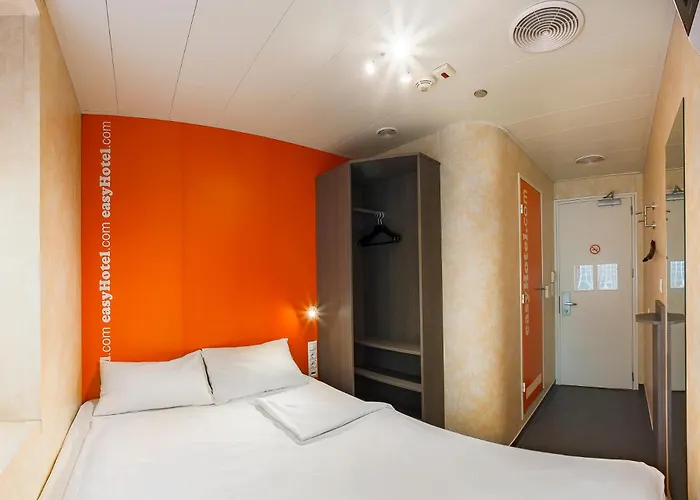 Отель Easyhotel Oktogon 3*