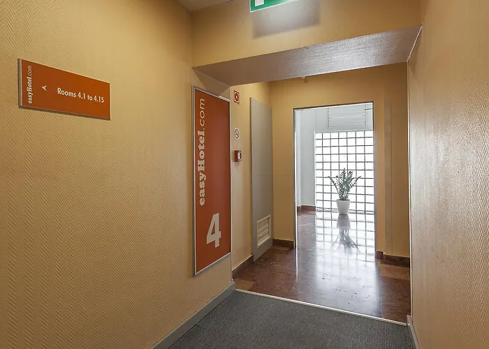 Отель Easyhotel Oktogon 3*